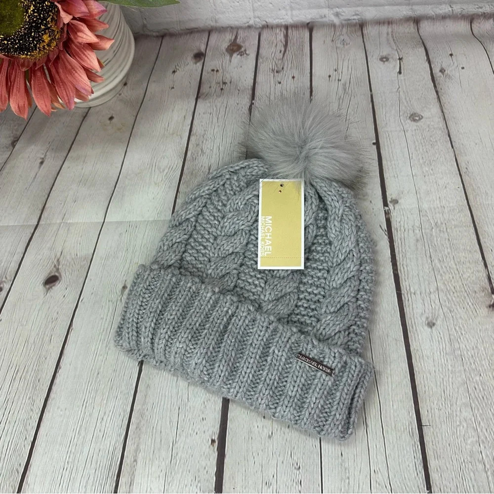 michael kors NWT knitted beanie with faux fur Pom one size lined